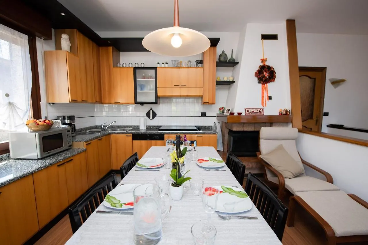 Apartment Il Cortiletto - Appartamento Anna Manerba del Garda Italy
